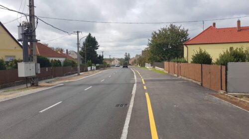 Zöldül a Szent István út Ajkán – parkolók és fák a rendezett városképért