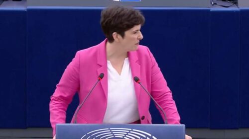 Dobrev Klára élesen támadta Orbánt az Európai Parlamentben: „Mivel zsarolják Önt az oroszok?”