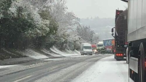 Havazás okozta fennakadás a 8-as főúton: Több autó ütközött Városlőd és Herend között