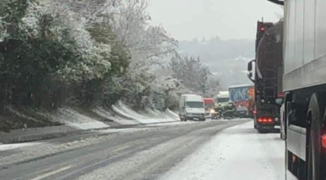 Több autó ütközött a havas 8-as főúton Városlőd és Herend között. A forgalom félpályán halad.