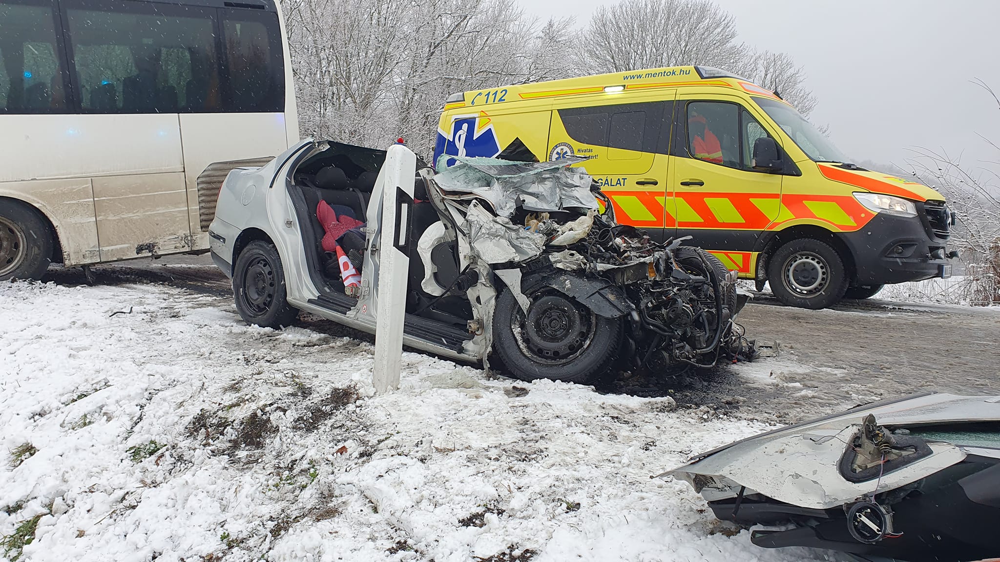 Teljes útzár: Egy halálos áldozata és tizenöt sérültje van a 82-es főúton történt balesetnek