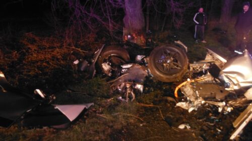 Brutális baleset Nagymacsnál: Három ember sérült meg, amikor egy autó fának csapódott – fotó a helyszínről