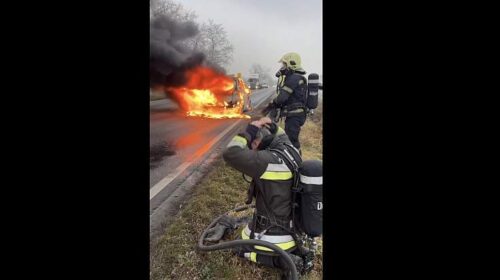 Lángoló autó oltását mutatta be a katasztrófavédelem egy döbbenetes videóban ( nem gyakorlat)