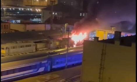 Hősies mentőakció a Keletinél: 30 vasúti kocsit mentettek ki a tűzből