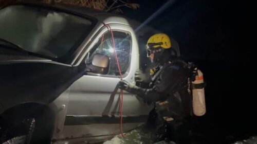 Tóból húzták ki az autót a tűzoltók Borsodban