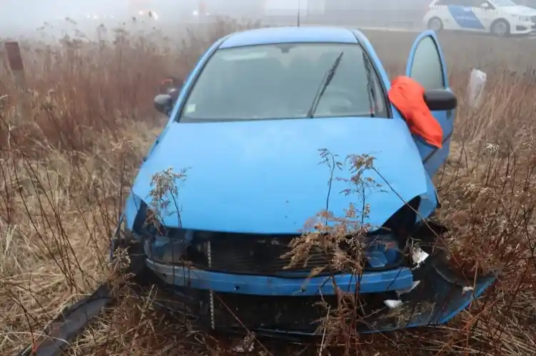 Árokba borult egy autó a 8-as főúton – Kábítószert fogyasztott, majd vezetett