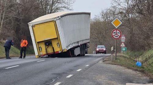 Leszakadt egy nyerges vontató pótkocsija a 8-as főúton – teljes útlezárás
