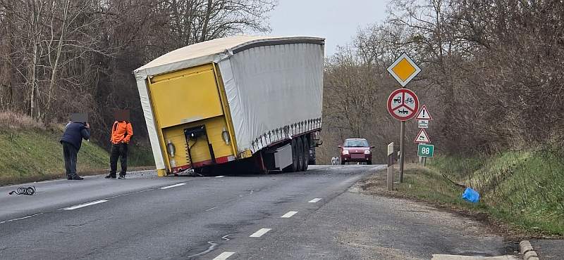 Devecser targoncával segített a mentésben a 8-as úti balesetnél