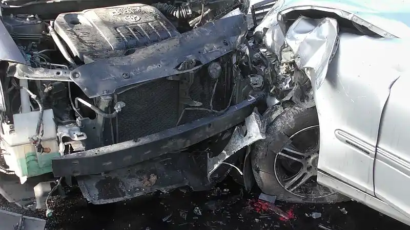 Frontálisan ütközött két autó Ajkán 