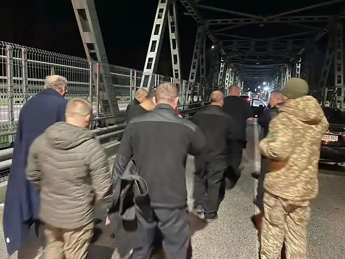 FORDULAT: Szabadon engedték és már Ukrajnában vannak a Budapesten őrizetbe vett banki alkalmazottak