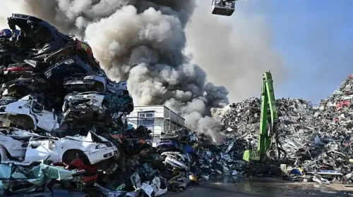 Kézigránát nehezítette a tűzoltást a lángoló hulladéktelepen