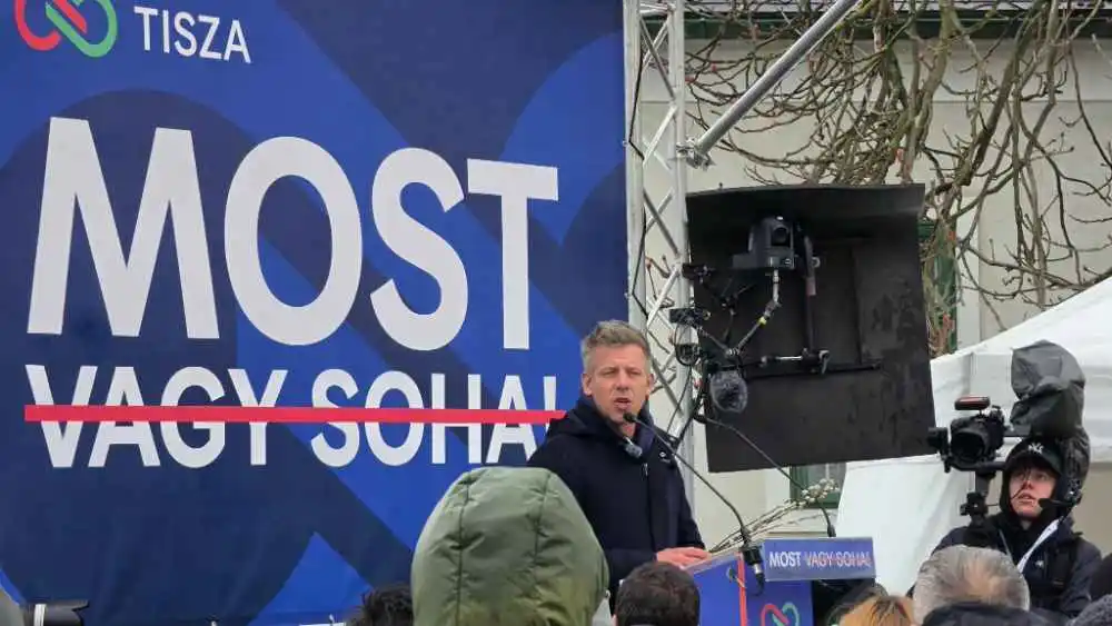 Történelmi fordulat: Magyar Péter megválasztott miniszterelnökként is lemond a rendőri védelemről