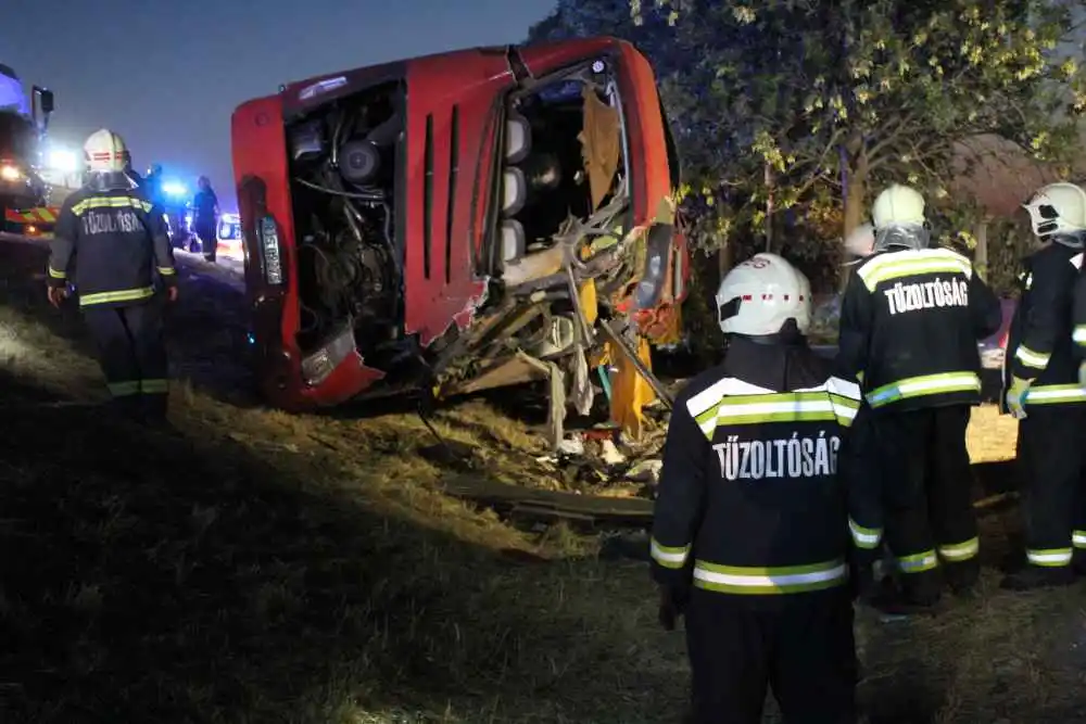 Tragédia az M3-ason: Tizenkét lengyel zarándok vesztette életét a hajnali buszbalesetben