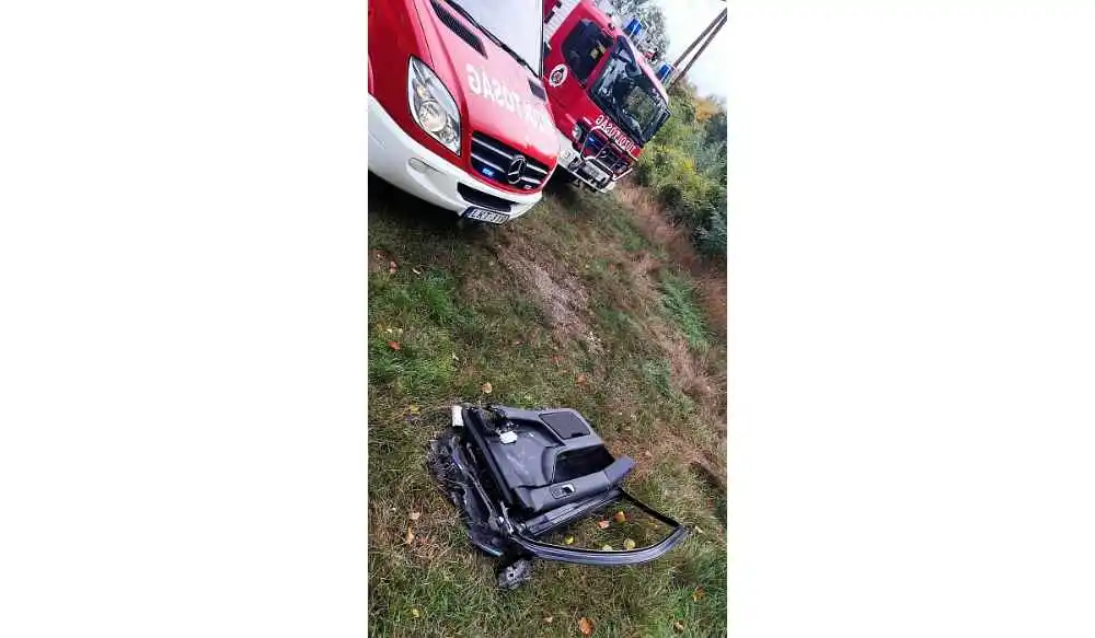 Frontálisan ütközött két autó Kapolcsnál, egy embert feszítővágóval mentettek ki